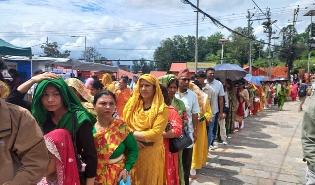 साउनको पहिलो सोमबारः बढ्यो पशुपतिनाथमा भक्तजनको लाम