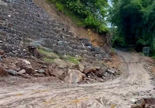 मेची राजमार्गको राजदुवाली खण्ड भासियो, यातायात अवरुद्ध