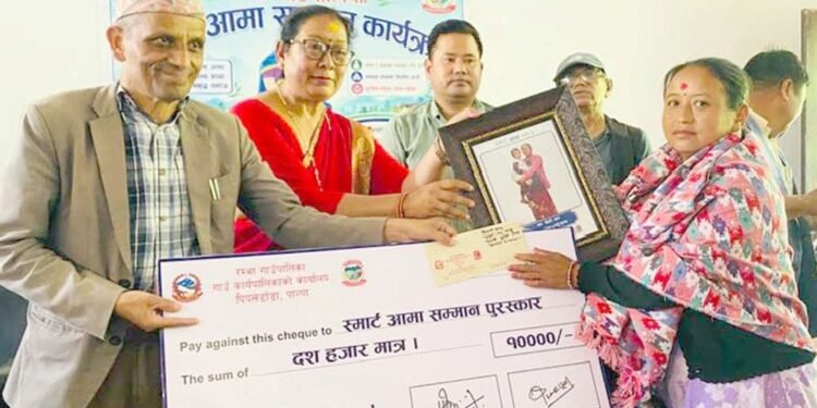 पन्ध्र जना ‘स्मार्ट’ आमा सम्मानित