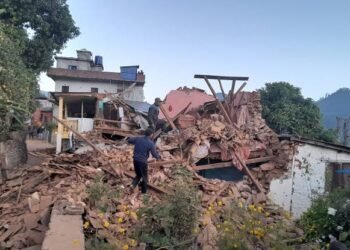बैतडीमा दुईतले कच्ची घर भत्कियो, तीन जना घाइते