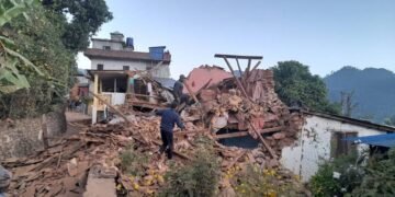 बैतडीमा दुईतले कच्ची घर भत्कियो, तीन जना घाइते