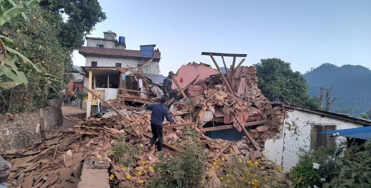 बैतडीमा दुईतले कच्ची घर भत्कियो, तीन जना घाइते