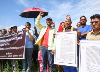 नागढुङ्गा सुरुङमार्ग उद्घाटनकै दिन स्थानीयको विरोध, विभिन्न माग राख्दै प्रदर्शन