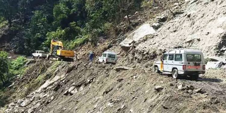 मार्ग खुलेको ५४ वर्षसम्म सडक स्तरोन्नति हुन नसक्दा यात्रु कष्टपूर्ण यात्रा गर्न बाध्य