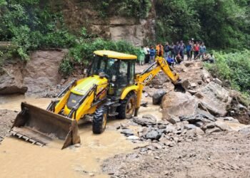 पहिरो, बाढी र वर्षाका कारण देशका विभिन्न राजमार्ग अवरुद्ध