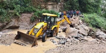 पहिरो, बाढी र वर्षाका कारण देशका विभिन्न राजमार्ग अवरुद्ध