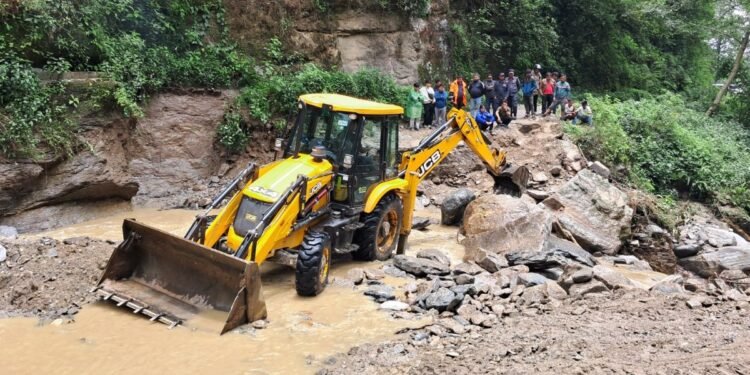 पहिरो, बाढी र वर्षाका कारण देशका विभिन्न राजमार्ग अवरुद्ध