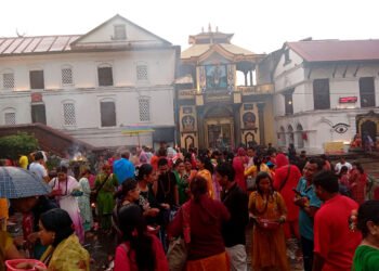 साउनको दोस्रो सोमबार : पशुपतिनाथमा बिहानैदेखि भक्तजनको लर्काे
