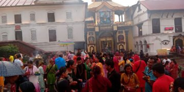 साउनको दोस्रो सोमबार : पशुपतिनाथमा बिहानैदेखि भक्तजनको लर्काे