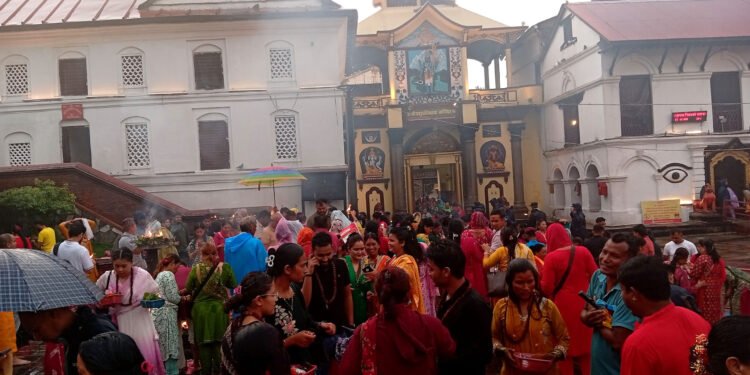 साउनको दोस्रो सोमबार : पशुपतिनाथमा बिहानैदेखि भक्तजनको लर्काे