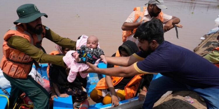 पाकिस्तानमा वर्षाले १०९ जनाको ज्यान लियो