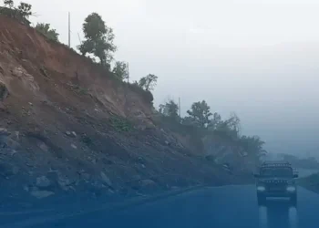 पहिरो र बाढीका कारण देशभरका दर्जनभन्दा बढी सडक अवरुद्ध, केही राजमार्गमा रातिको यात्रा बन्द
