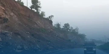पहिरो र बाढीका कारण देशभरका दर्जनभन्दा बढी सडक अवरुद्ध, केही राजमार्गमा रातिको यात्रा बन्द