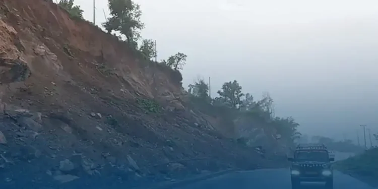 पहिरो र बाढीका कारण देशभरका दर्जनभन्दा बढी सडक अवरुद्ध, केही राजमार्गमा रातिको यात्रा बन्द