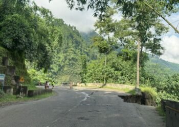 पहिरोले पृथ्वी राजमार्ग अवरुद्ध