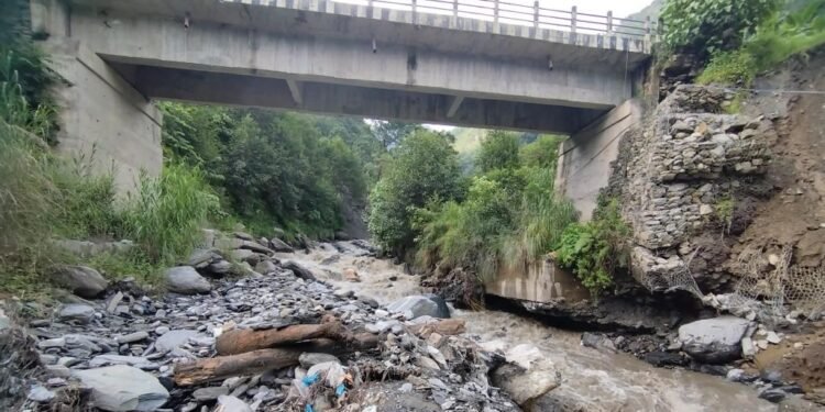 दुखुखोला सडक पुल जोखिममा