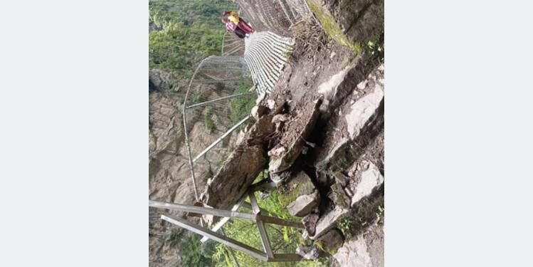 चुमनुब्रीको क्यान्टिलिभर पुल ढुङ्गा खसेर जीर्ण