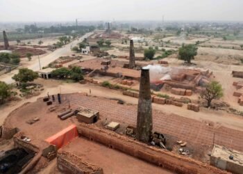 गर्मी र आगोबीच पाकिस्तानी इँटा मजदुर