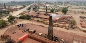 गर्मी र आगोबीच पाकिस्तानी इँटा मजदुर