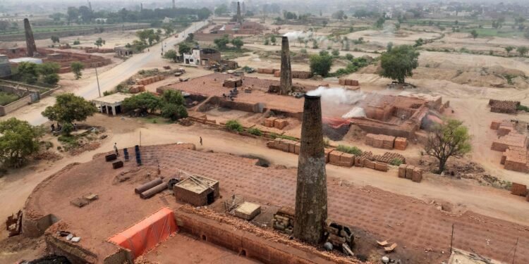 गर्मी र आगोबीच पाकिस्तानी इँटा मजदुर