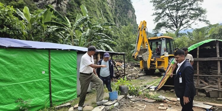राहुपारेको अस्थायी बस्ती र संरचना हटाइयो