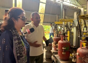 ग्यासको अभावः कम्पनी र डिपोमा उद्योग मन्त्रीको अनुगमन