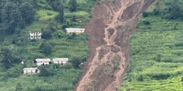 पहिरोले घर जोखिममा, पानी पर्नासाथ छिमेकीको घरमा बास