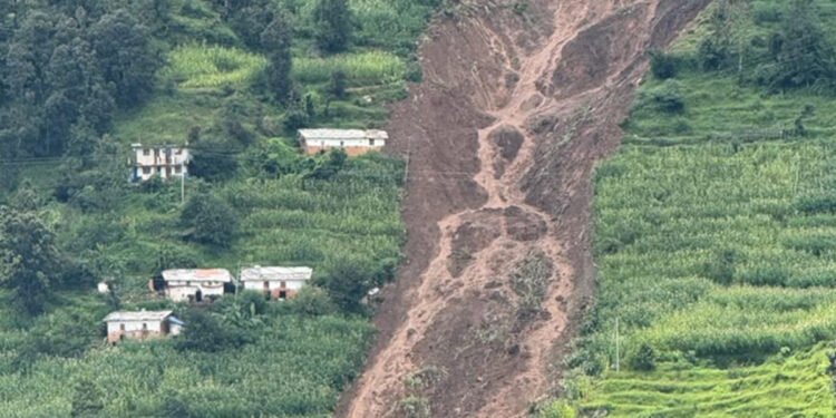 पहिरोले घर जोखिममा, पानी पर्नासाथ छिमेकीको घरमा बास