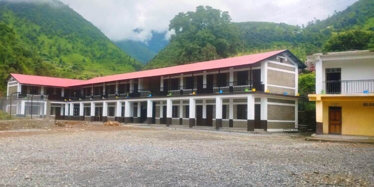 कक्षाकोठा अभाव झेल्दै आएको सुकुर्दुङको विद्यालयमा थपिए १२ कोठा
