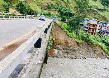 कालीगण्डकीको कटानले पुल जोखिममा