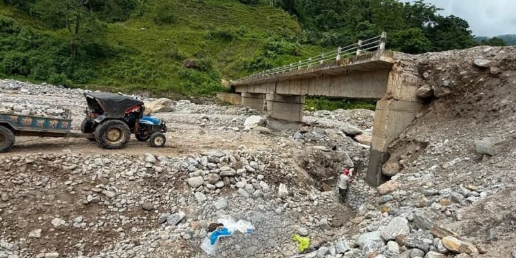 देउमाई खोलाको पक्की पुल संरक्षण गरिँदै