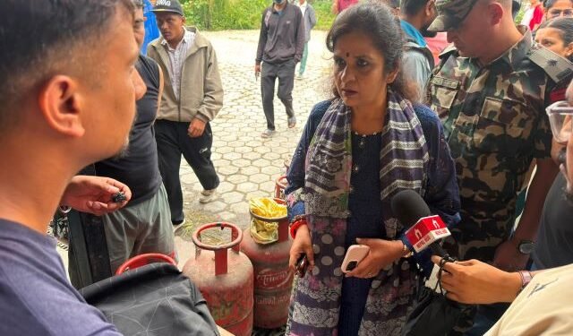 बढ्दै ग्यासको आयात, हट्दै अभाव