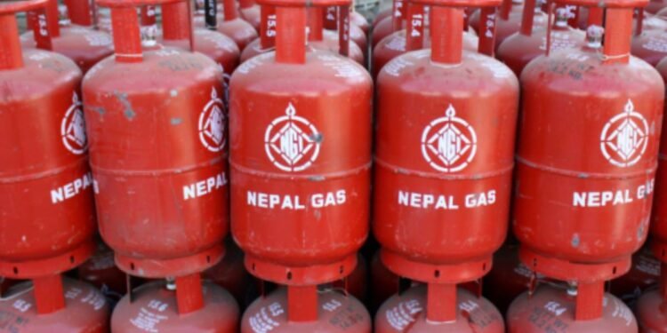 खाना पकाउने ग्यासको बढी मूल्य लिने एभरेष्ट मार्ट स्टोरलाई दुई लाख जरिवाना