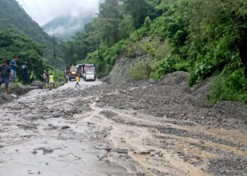 वर्षाले निम्त्यायो सडक अवरोध, विभिन्न राजमार्गमा यातायात प्रभावित