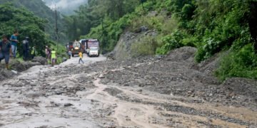 वर्षाले निम्त्यायो सडक अवरोध, विभिन्न राजमार्गमा यातायात प्रभावित