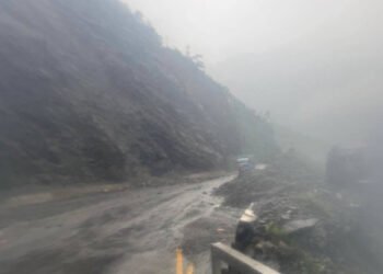 नारायणगढ–मुग्लिन सडकको नाम्सी पुलमा पहिरो, यातायात सेवा प्रभावित