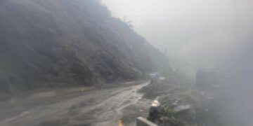 नारायणगढ–मुग्लिन सडकको नाम्सी पुलमा पहिरो, यातायात सेवा प्रभावित