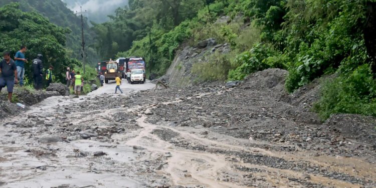 पहिरो र बाढीका कारण देशका विभिन्न राजमार्ग अवरुद्ध