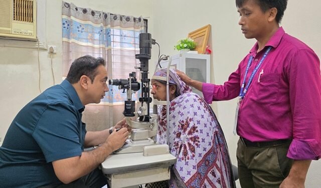 नेपाली नेत्र विशेषज्ञद्वारा बङ्गलादेशको ठाकुरगाँवमा निःशुल्क आँखा शिविर