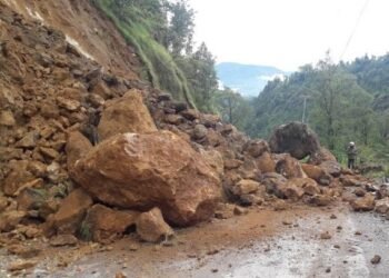 पहिरो र बाढीका कारण देशका विभिन्न राजमार्ग अवरुद्ध