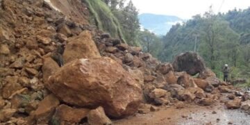 पहिरो र बाढीका कारण देशका विभिन्न राजमार्ग अवरुद्ध