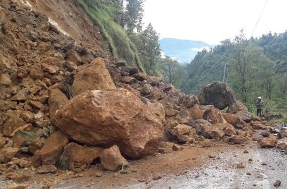 पहिरो र बाढीका कारण देशका विभिन्न राजमार्ग अवरुद्ध