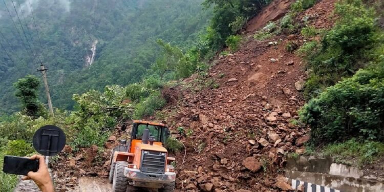 बाढीबाट तीन सडक पूर्ण र छ आंशिक रूपमा अवरुद्ध