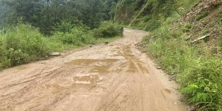 दुई वर्षमा सक्नुपर्ने सडक १० वर्षमा पनि उस्तै