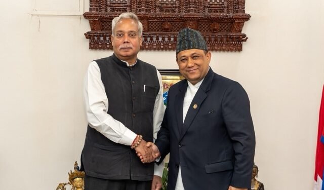 परराष्ट्रमन्त्री खनालसँग भारतीय राजदूत श्रीवास्तवको बिदाइ भेट