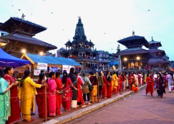 पाटनको कृष्ण मन्दिरमा भक्तजनको घुइँचो
