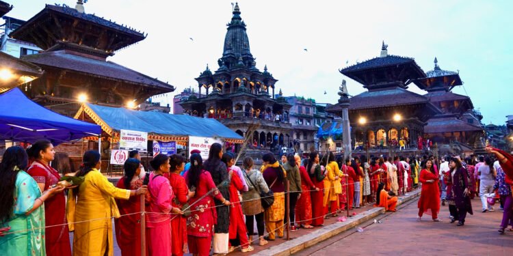 पाटनको कृष्ण मन्दिरमा भक्तजनको घुइँचो