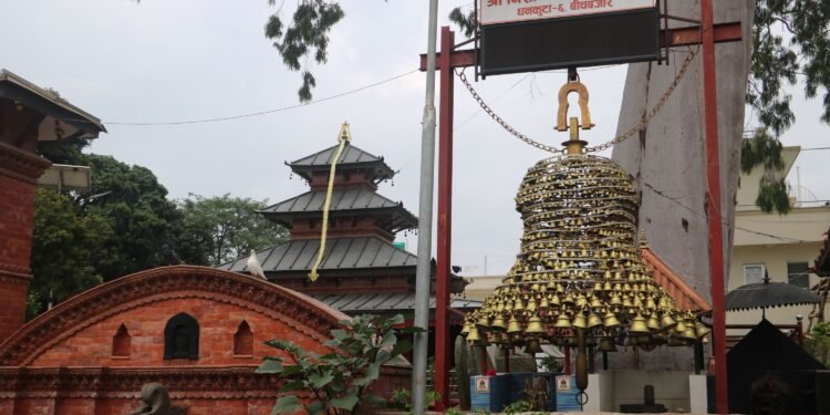 धनकुटाको निसान मन्दिरमा साना घण्टी जोडेर बनाइएको ‘महाघण्टी’