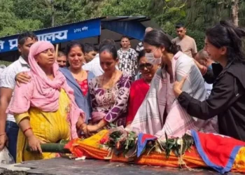 भोटेकोशी बाढीः बेपत्ता आफन्त फर्किने आस मरेपछि परिवारले गरे अन्त्येष्टि