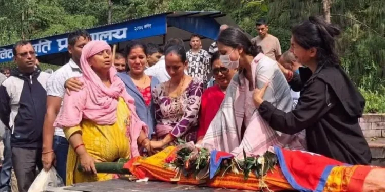 भोटेकोशी बाढीः बेपत्ता आफन्त फर्किने आस मरेपछि परिवारले गरे अन्त्येष्टि